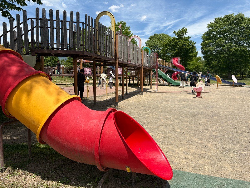 湯川ふるさと公園にある巨大な複合遊具の全体の様子