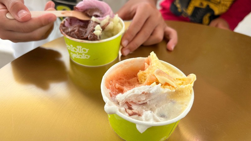 チェントットジェラートでジェラートを食べる子どもたちの様子