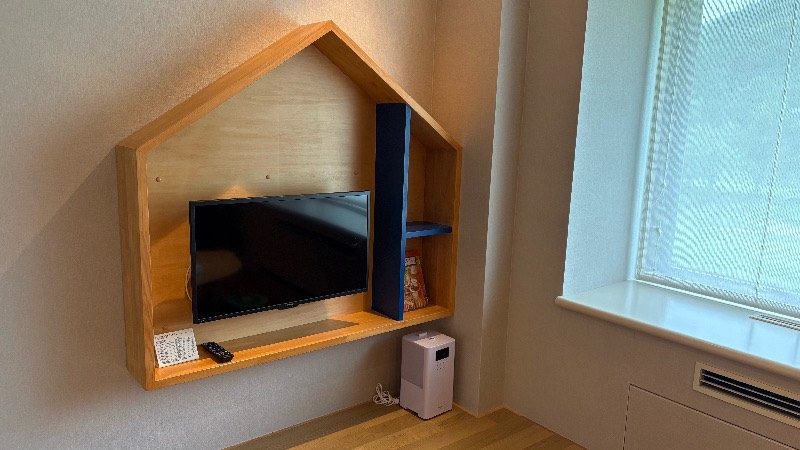 ホテルタングラムのキョロちゃんとのコラボルームのテレビ周りの様子