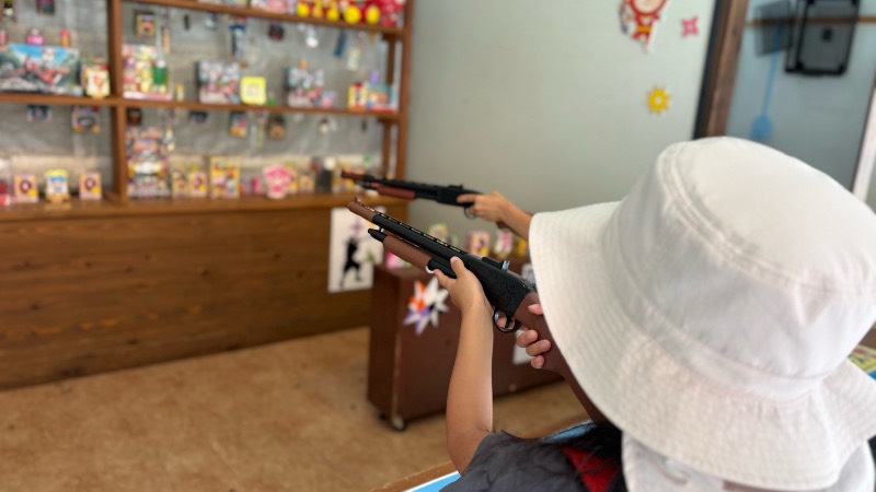 チビッ子忍者村の射的で7歳の子ども