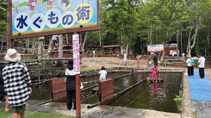 ちびっ子忍者村の水ぐもの術で遊ぶ子どもたち