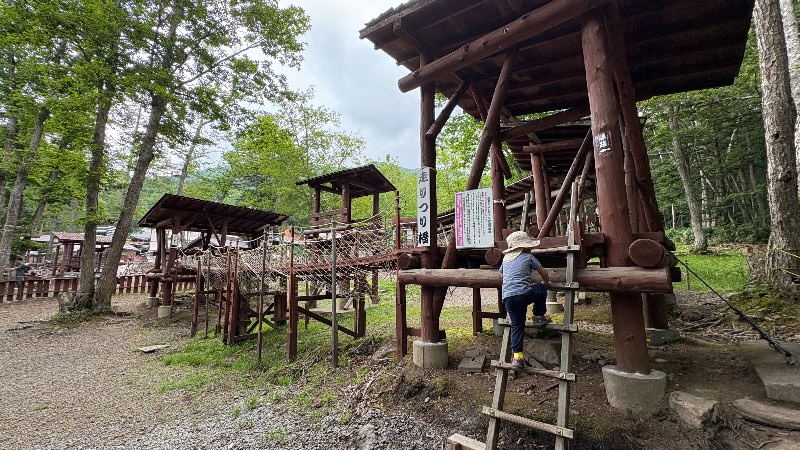 チビッ子忍者村の木製遊具で遊ぶ子どもの様子