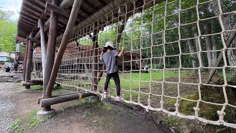 戸隠にあるちびっこ忍者村のアスレチック遊具で遊ぶ7歳児の様子