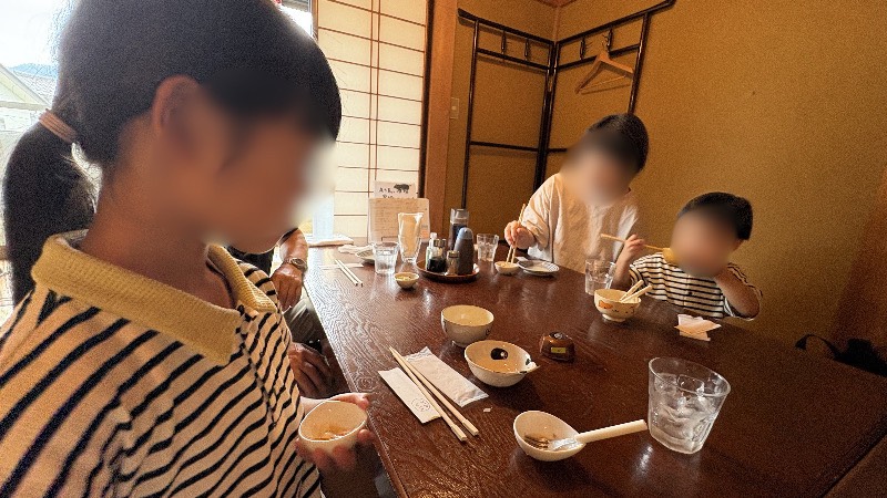 とんかつせんで子どもと一緒にかつを食べている様子