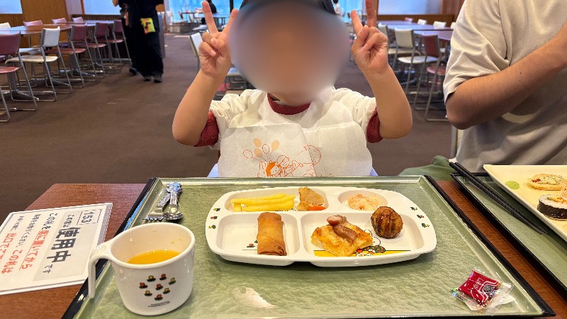 ホテルタングラムの障子を食べている子どもの様子