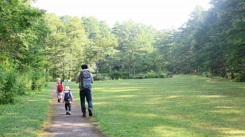戸隠森林植物園の中を歩いている子どもたち