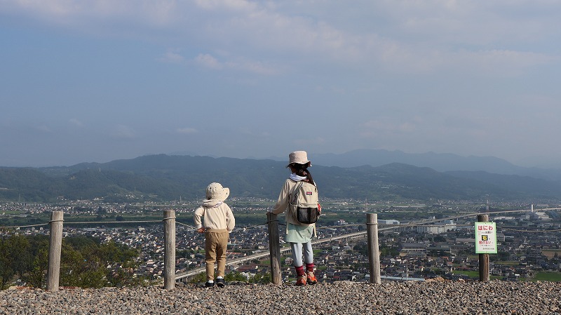 森将軍塚古墳から景色を眺める子どもたちの様子
