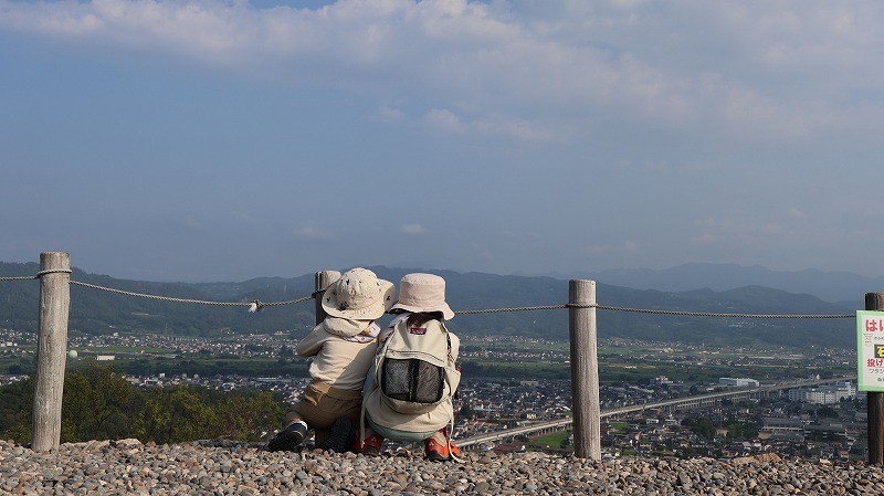 森将軍塚古墳の古墳の上から千曲市内を見ている子どもたち