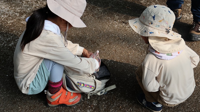 行動食を分け合っている子どもたちの様子