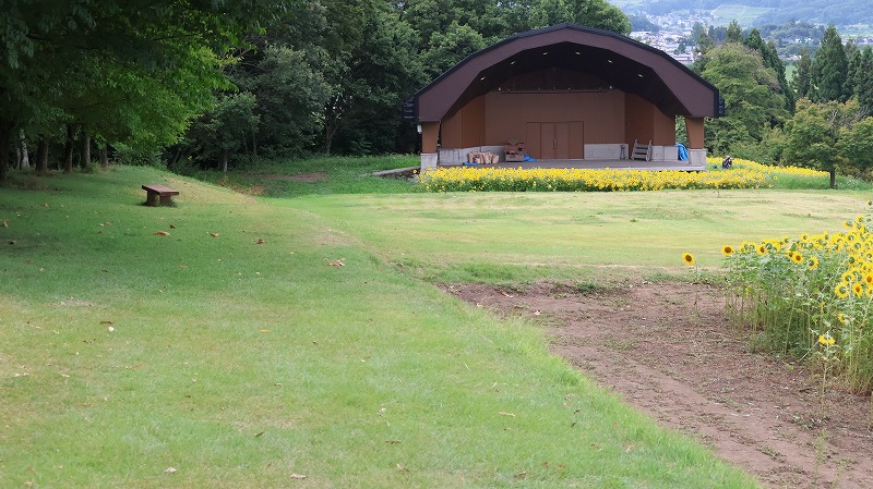 飯山菜の花公園の芝生の広場の様子