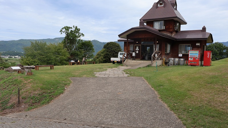 飯山菜の花公園管理棟の周りの様子