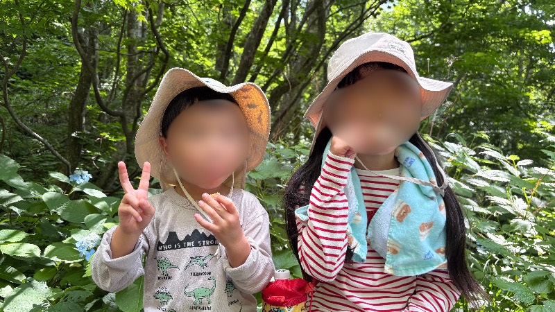 戸隠神社の奥社に到着して近くのベンチで休憩する子どもたち