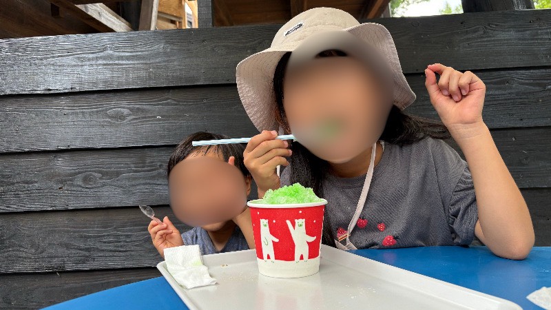 チビッ子忍者村でかき氷を楽しむ子どもの様子
