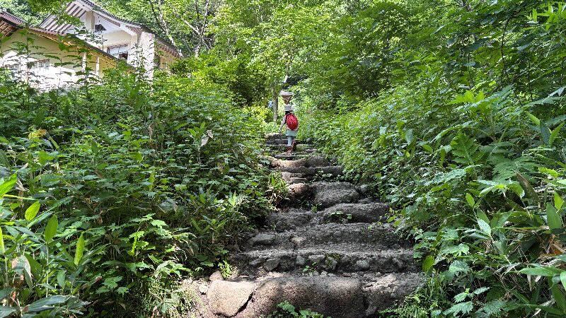 戸隠神社の奥社に到着した7歳児