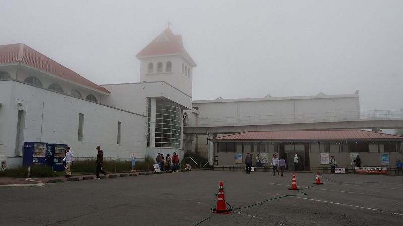 霧の中に見える美ヶ原高原美術館の建物入口