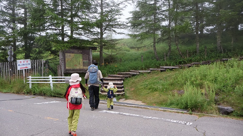 美ヶ原高原美術館の駐車場から遊歩道に向かう親子の様子