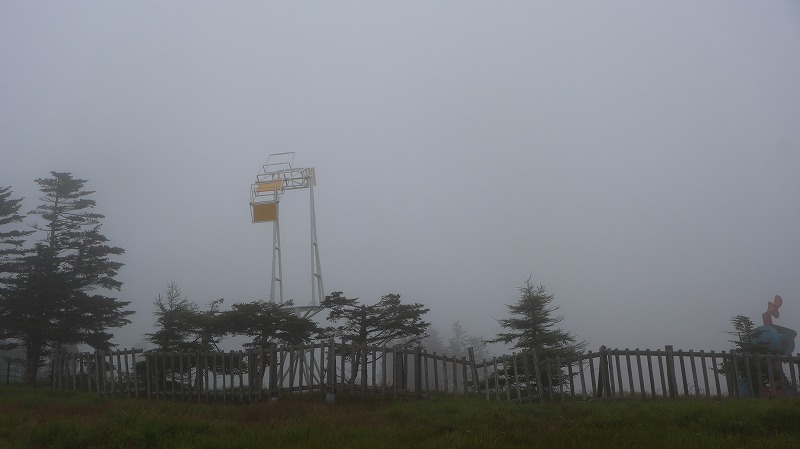 霧の中に見える美ヶ原高原美術館の屋外展示物の様子