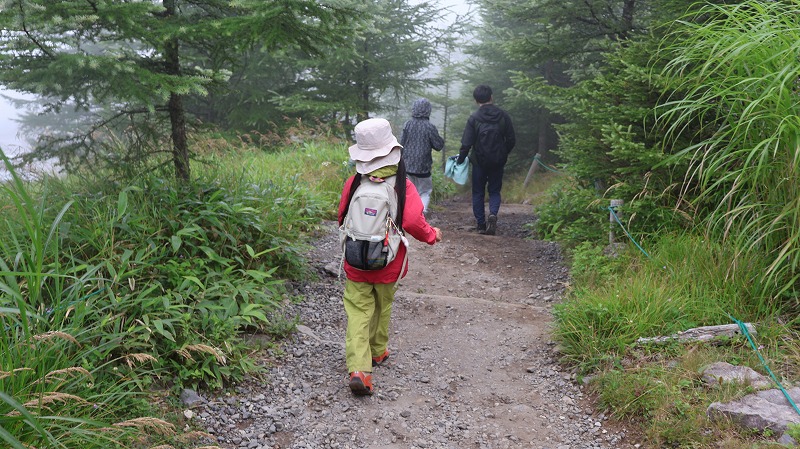 牛伏山から山本小屋までの道中を歩く子どもの様子