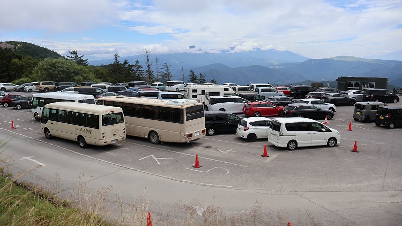 昼頃の混雑している長和町町営駐車場の様子