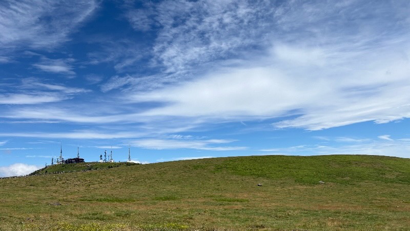 美ヶ原高原の壮大な高原と青い空
