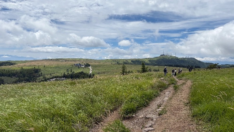 美ヶ原高原の牛伏山から王ケ頭まで見渡せている草原の風景
