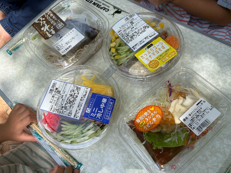 キャプテンスタッグのローテーブルに食事を並べている様子