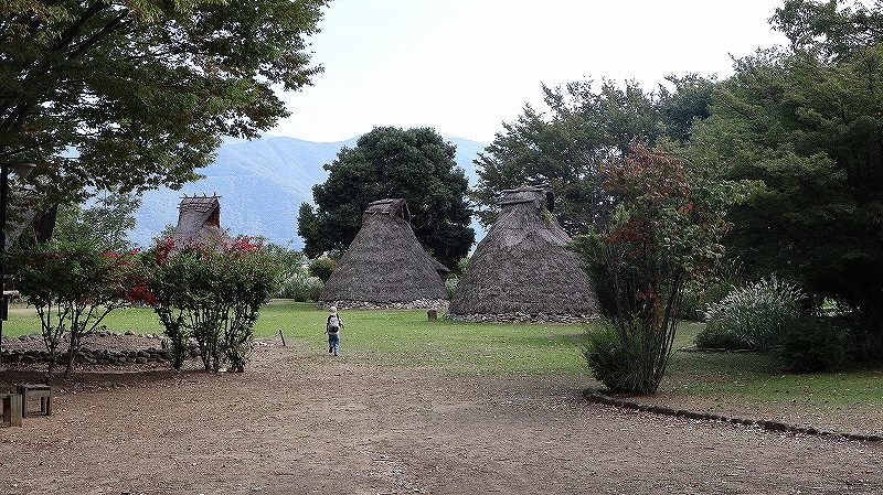 木々に囲まれたさらしなの里古代体験パークの芝生広場