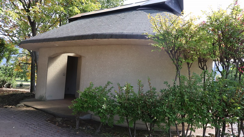 さらしなの里古代体験パークの屋外にあるトイレの外観